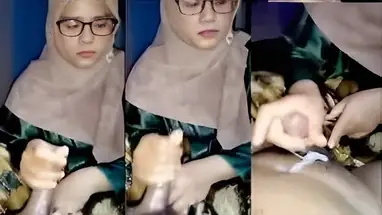 Bokep Jilbab Dicoliin Bu Guru Sampai Crot Muncrat