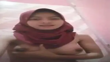 Ukhti Melly Hijab Sange Main Jari Di Toilet